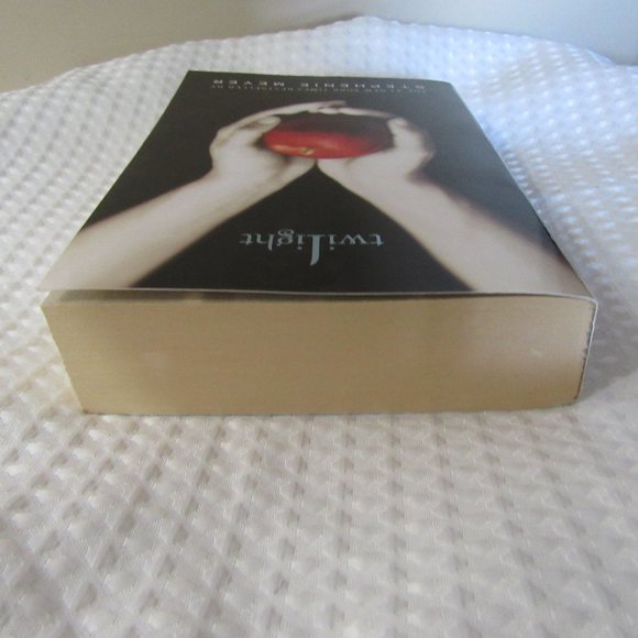 Paperback Book Twilight   The #1 New York Times Best Seller by Stephenie Meyer - Picture 9 of 11